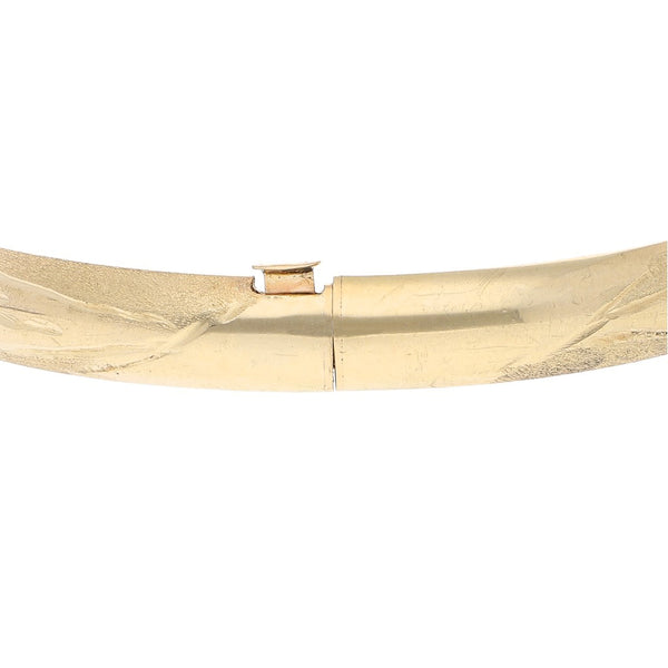 Pulsera de arillo labrada en oro amarillo 14 kilates.