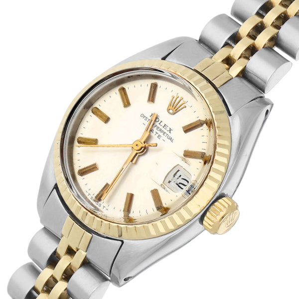 Reloj Rolex para dama modelo Oyster Perpetual Date vistas en oro amarillo 14 kilates.