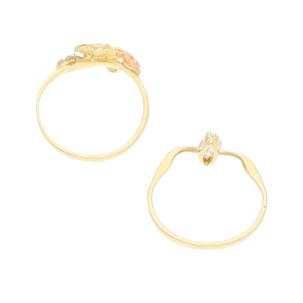 Dos anillos diseño especial uno con circonia, uno motivo flores en oro tres tonos 14 kilates.