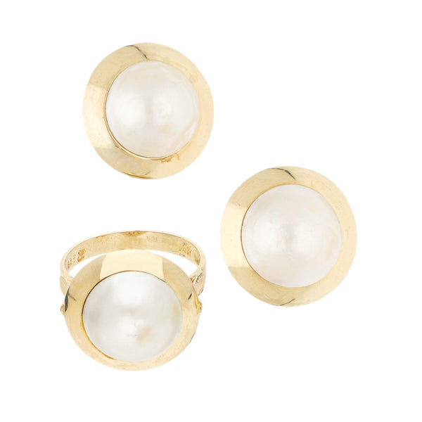 Juego de anillo y aretes diseño especial con media perla en oro amarillo 14 kilates.