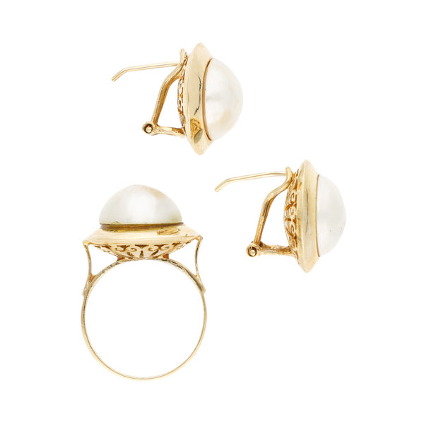 Juego de anillo y aretes diseño especial con media perla en oro amarillo 14 kilates.