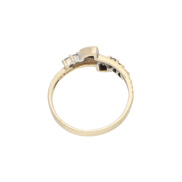 Anillo diseño especial con diamantes en oro amarillo 14 kilates.