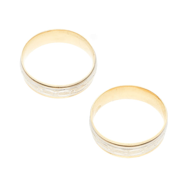 Dos argollas diseño especial platinadas en oro amarillo 14 kilates.