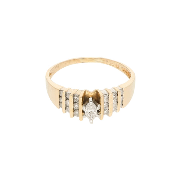 Anillo diseño especial con sintéticos en oro amarillo 14 kilates.