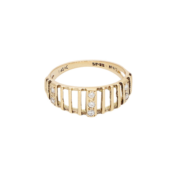 Anillo calado con sintéticos en oro amarillo 14 kilates.
