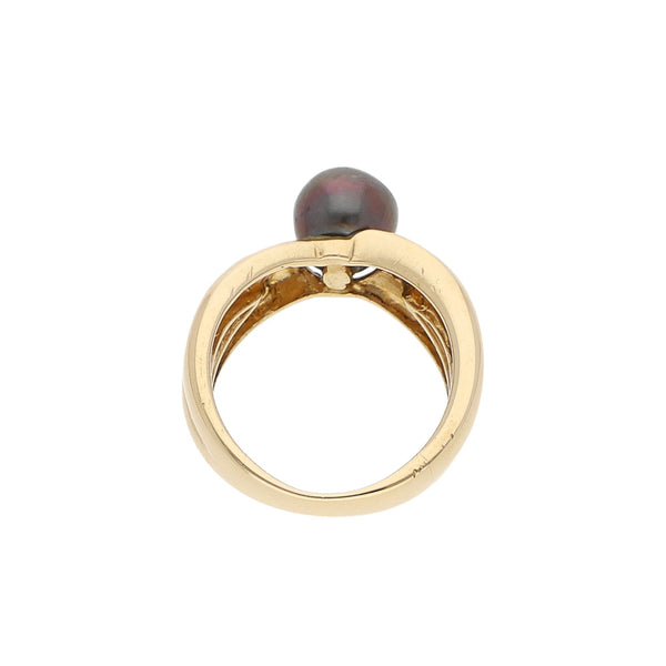 Anillo diseño especial con perla y sintéticos en oro amarillo 14 kilates.