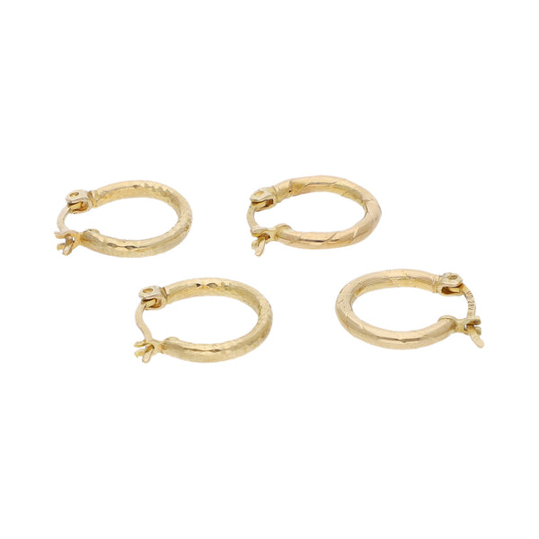 Dos arracadas diseño especial en oro amarillo 14 kilates.