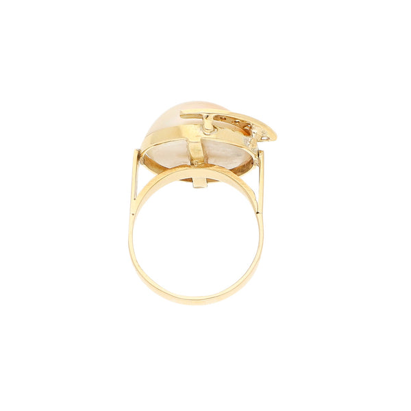 Anillo diseño especial con diamantes y perla en oro amarillo 12 kilates.
