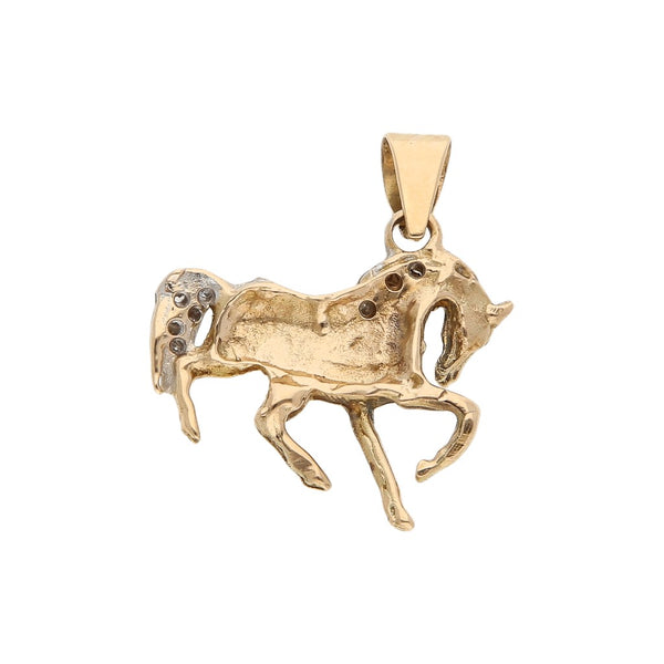 Dije diseño especial motivo caballo en oro dos tonos 12 kilates.