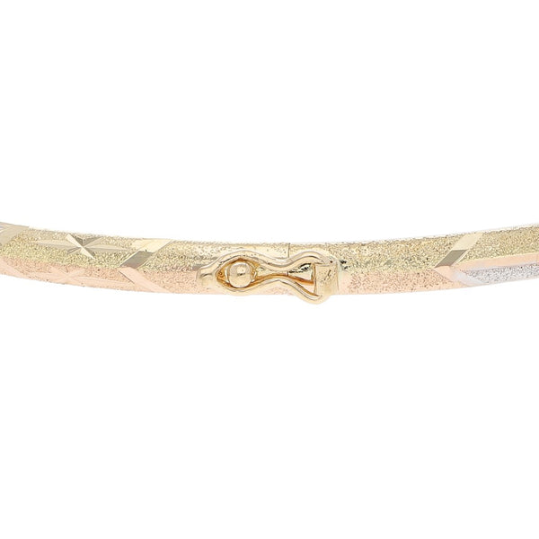 Pulsera de arillo labrada en oro dos tonos 14 kilates.