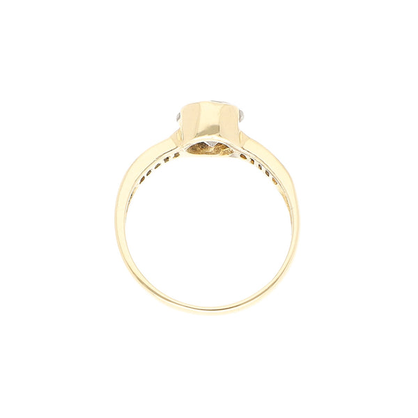 Anillo diseño especial con sintéticos en oro amarillo 14 kilates.
