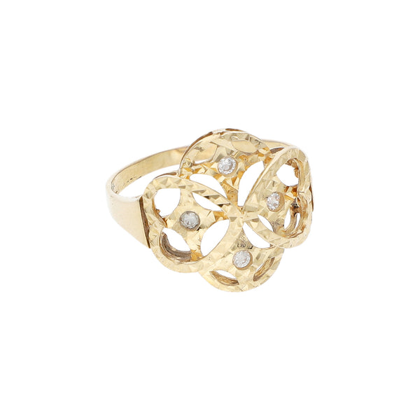 Anillo calado motivo trébol con sintéticos en oro amarillo 14 kilates.