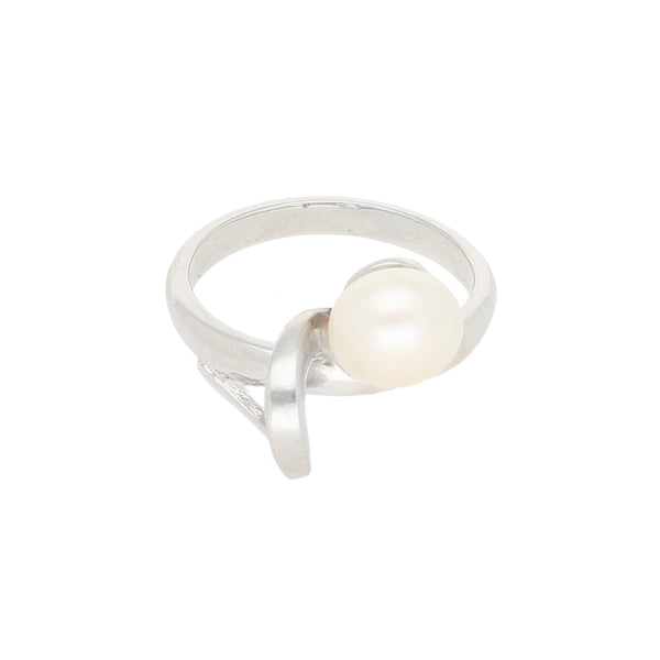 Anillo diseño especial con perla en oro blanco 14 kilates.
