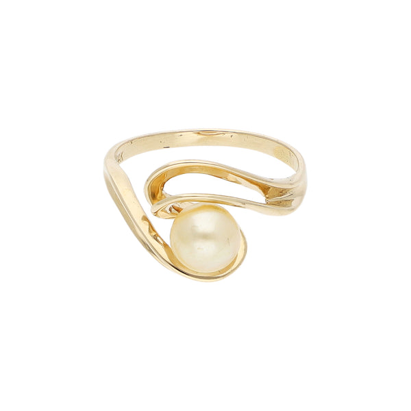 Anillo calado con perla en oro amarillo 14 kilates.