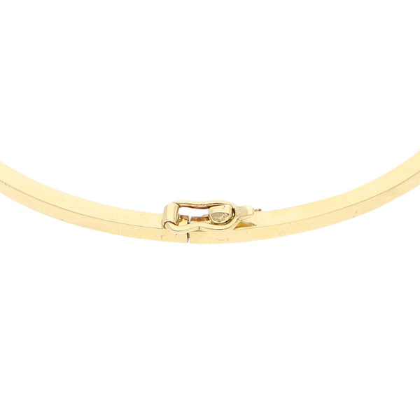 Pulsera de arillo hueca con aplicación en oro amarillo 14 kilates.