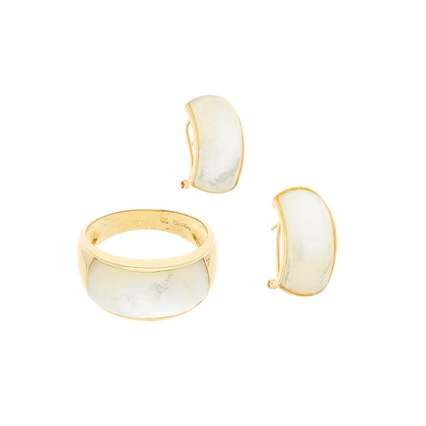 Juego de anillo y aretes estilizado con madre perla en oro amarillo 14 kilates.