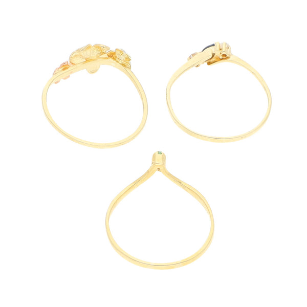 Tres anillos diseño especial con sintéticos en oro tres tonos 14 kilates.