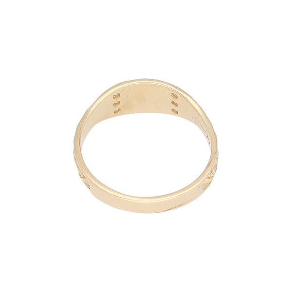 Anillo labrado con sintéticos motivos de la suerte en oro amarillo 14 kilates.