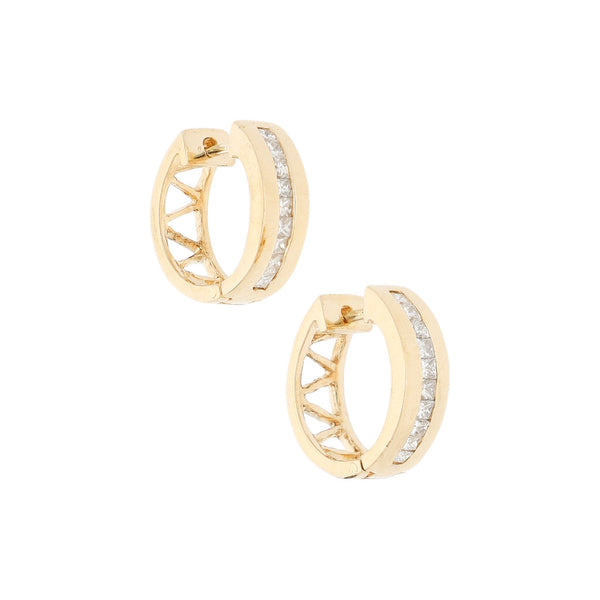 Arracadas caladas con sintéticos en oro amarillo 14 kilates.