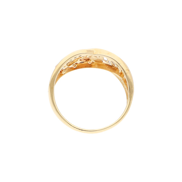 Anillo calado motivo figuras diferentes con circonias en oro dos tonos 14 kilates.