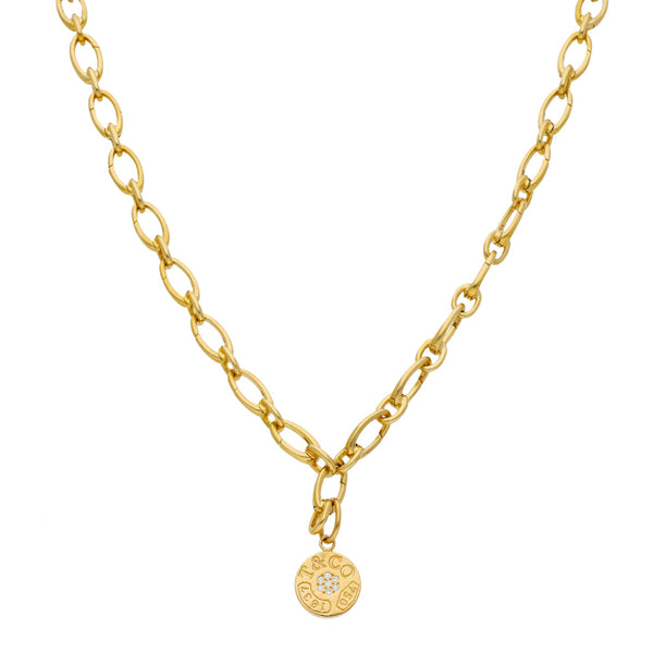 Gargantilla eslabón uno por uno firma Tiffany & Co. con colgante de diamantes en oro amarillo 18 kilates.