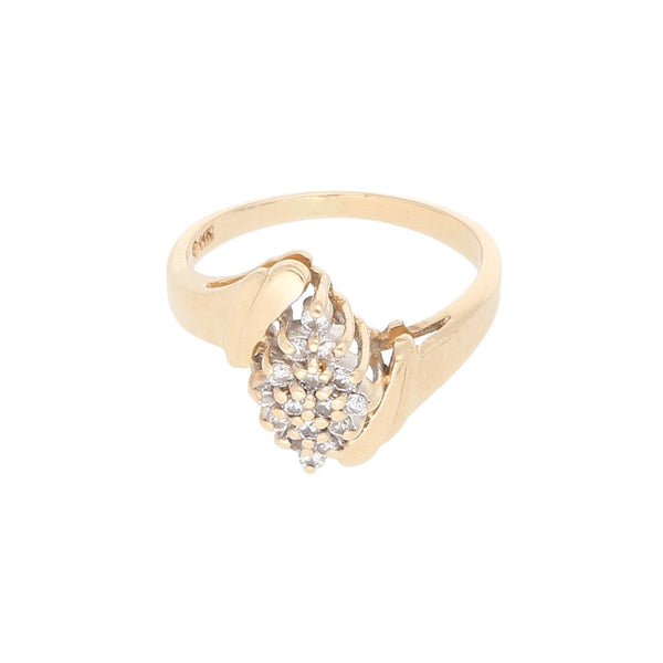 Anillo calado con diamantes en oro amarillo 14 kilates.