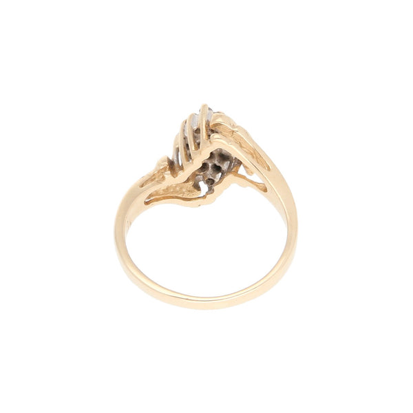 Anillo calado con diamantes en oro amarillo 14 kilates.