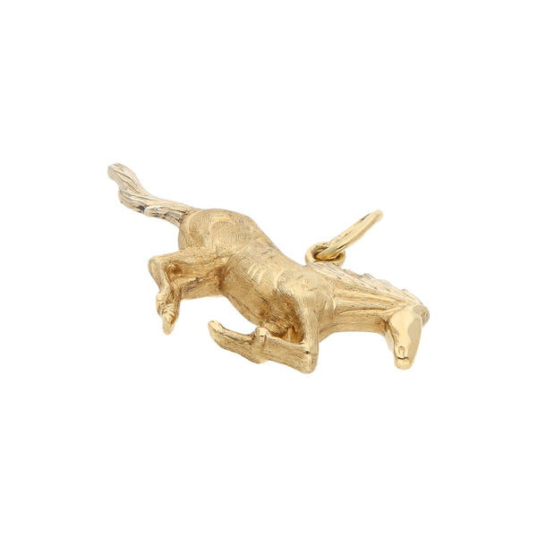 Dije labrado motivo caballo en oro dos tonos 14 kilates.