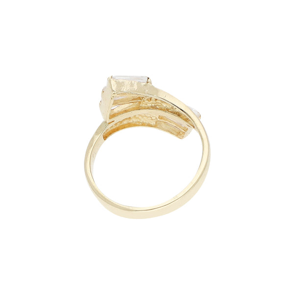 Anillo estilizado con circonias en oro amarillo 14 kilates.