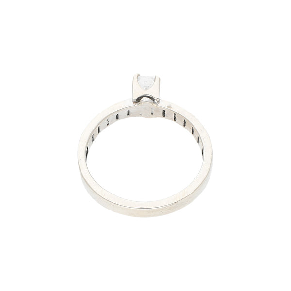Anillo de compromiso con sintéticos en oro blanco 14 kilates.