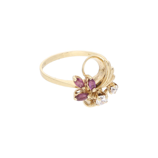 Anillo diseño especial con rubíes y circonias en oro amarillo 14 kilates.