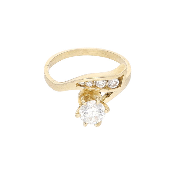 Anillo diseño especial con sintéticos en oro amarillo 14 kilates.