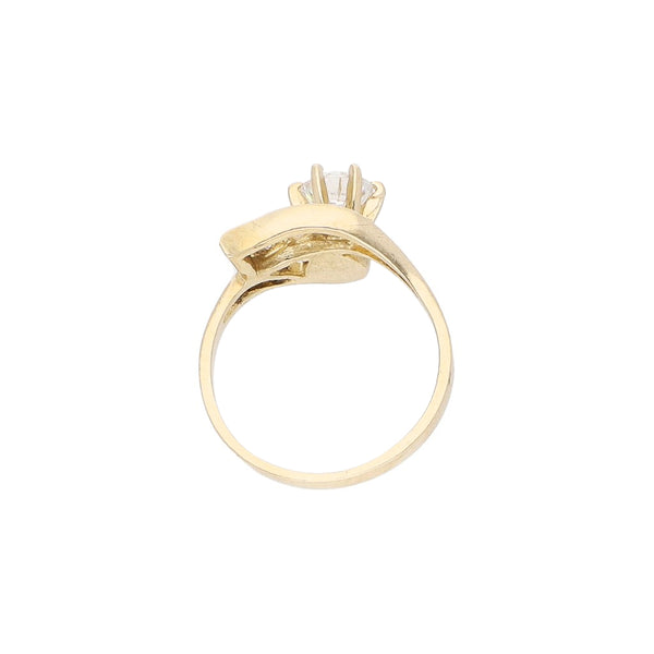 Anillo diseño especial con sintéticos en oro amarillo 14 kilates.