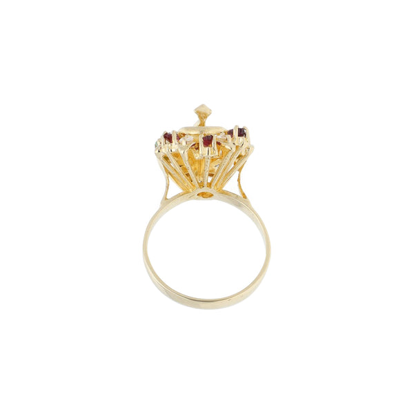 Anillo diseño especial con esmeraldas, rubíes, zafiros y circonias motivo pavo real en oro amarillo 14 kilates.