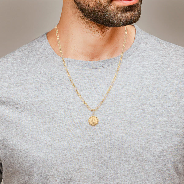 Collar de tres eslabones por uno en oro amarillo 14 kilates y medalla labrada motivo Virgen Milagrosa en oro amarillo 18 kilates.