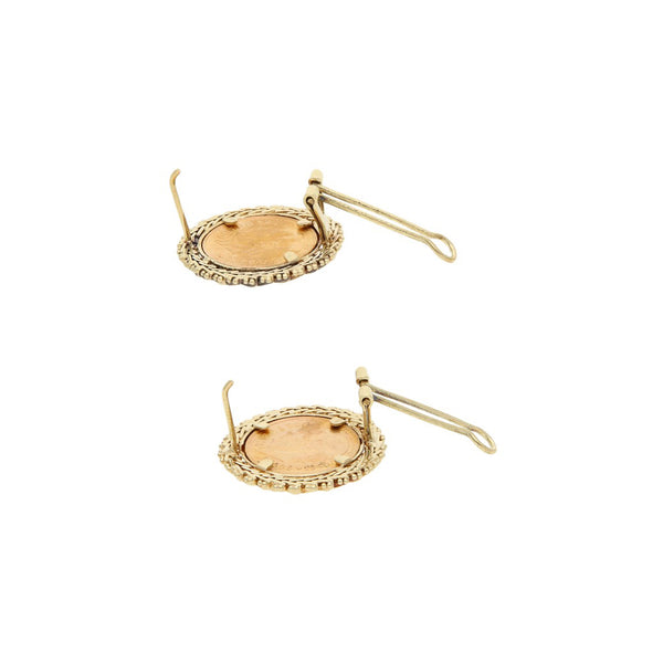 Aretes boleados con aplicación de moneda de dos pesos y medio oro mexicano 21.6 kilates en oro amarillo 14 kilates.