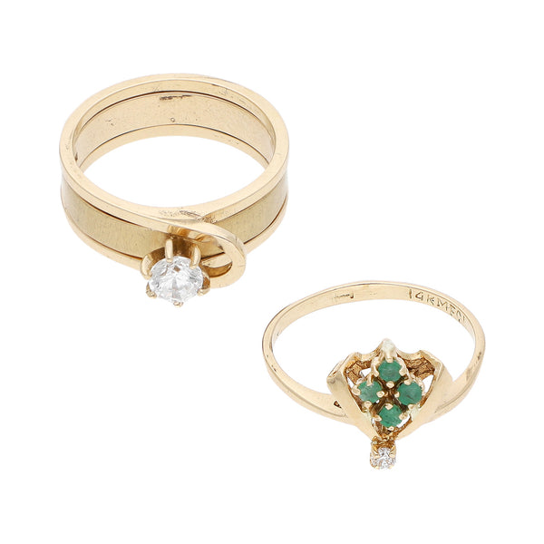 Dos anillos diseño especial con sintéticos en oro amarillo 14 kilates.