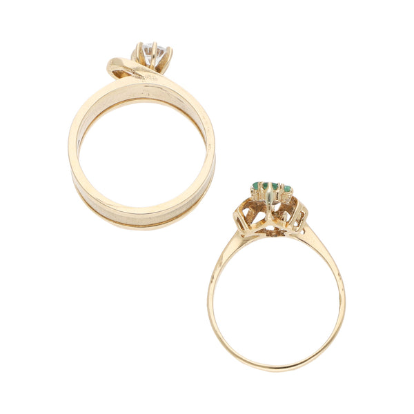 Dos anillos diseño especial con sintéticos en oro amarillo 14 kilates.