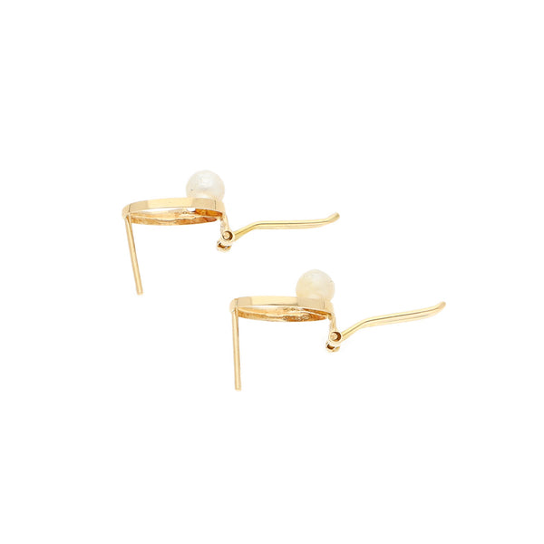 Aretes diseño especial con perla en oro amarillo 14 kilates.