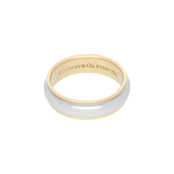 Argolla lisa firma Tiffany & Co. en platino y oro amarillo 18 kilates.