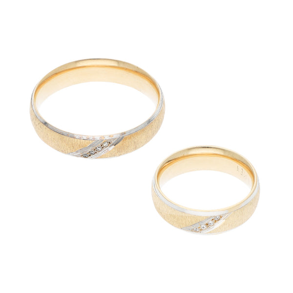 Dos argollas labradas con circonias en oro amarillo 14 kilates.