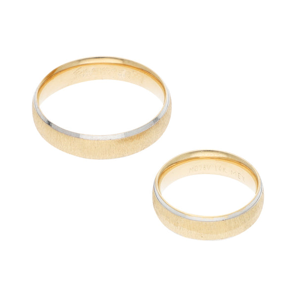 Dos argollas labradas con circonias en oro amarillo 14 kilates.