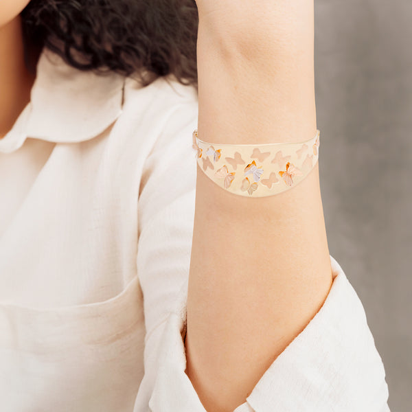 Pulsera de arillo calado motivo mariposas en oro tres tonos 14 kilates.