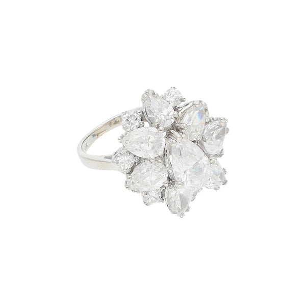 Anillo diseño especial con sintéticos en oro blanco 14 kilates.