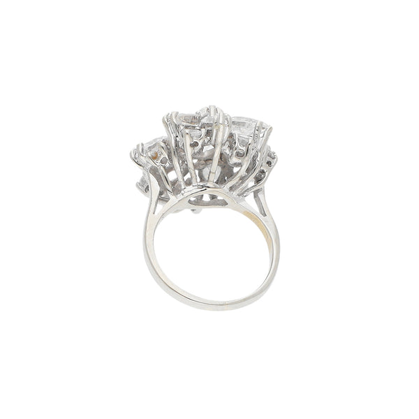 Anillo diseño especial con sintéticos en oro blanco 14 kilates.