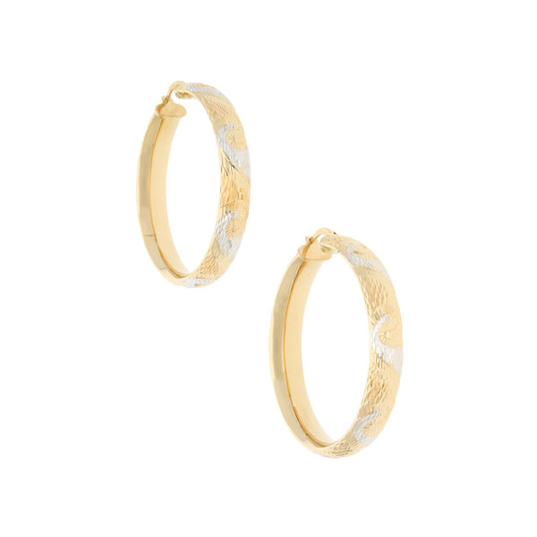 Arracadas labradas en oro amarillo 14 kilates.