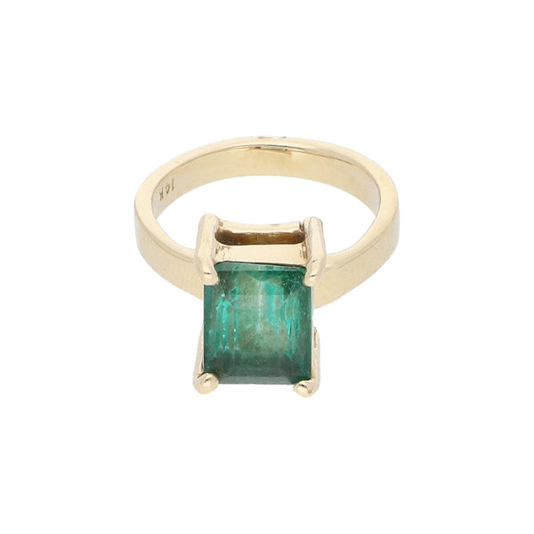 Anillo diseño especial con sintéticos en oro amarillo 12 kilates.