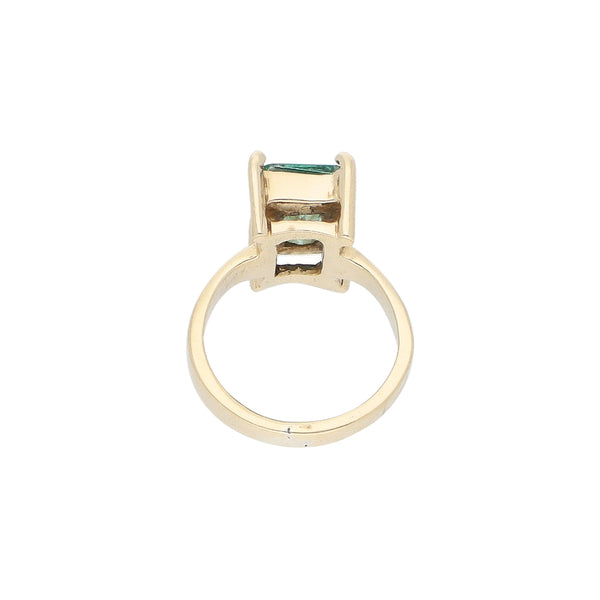 Anillo diseño especial con sintéticos en oro amarillo 12 kilates.