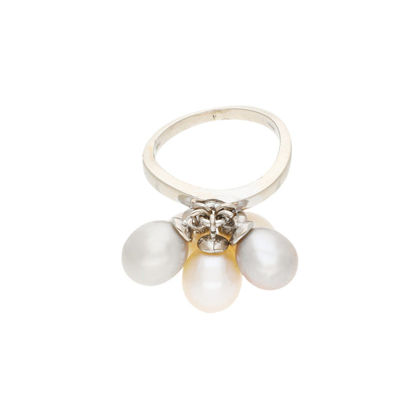Anillo diseño especial con perlas en oro blanco 14 kilates.