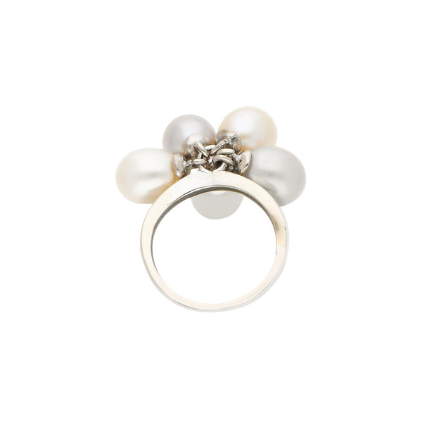 Anillo diseño especial con perlas en oro blanco 14 kilates.